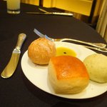 ガストロノミー ジョエル・ロブション - 左＝トマトのパン。中＝ミルクのパン。右＝バジルのパン。