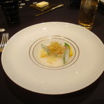 ガストロノミー ジョエル・ロブション - 真鯛　ポロ葱のエテュベとシトロネルの香りのクレーム。