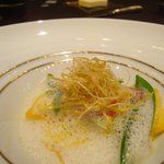 ガストロノミー ジョエル・ロブション - 真鯛　ポロ葱のエテュベとシトロネルの香りのクレーム。