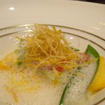 ガストロノミー ジョエル・ロブション - 真鯛　ポロ葱のエテュベとシトロネルの香りのクレーム。