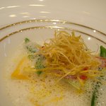 ガストロノミー ジョエル・ロブション - 真鯛　ポロ葱のエテュベとシトロネルの香りのクレーム。