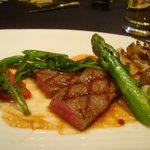 ガストロノミー ジョエル・ロブション - 特選和牛ロース肉　グリエにし、旬野菜のエテュベと共に。