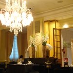 ガストロノミー ジョエル・ロブション - 素晴らしいシャンデリアが飾られています。