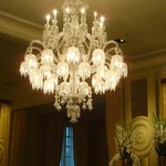 ガストロノミー ジョエル・ロブション - 素晴らしいシャンデリアが飾られています。