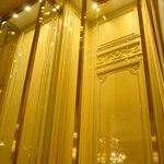 ガストロノミー ジョエル・ロブション - 壁のクリスタルが輝いています。