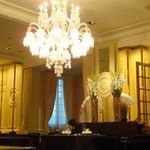 ガストロノミー ジョエル・ロブション - 素晴らしいシャンデリアが飾られています。