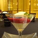 ガストロノミー ジョエル・ロブション - カシスムースのパンナコッタ　バニラアイス添え(正式名称は不明)。