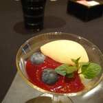 ガストロノミー ジョエル・ロブション - カシスムースのパンナコッタ　バニラアイス添え(正式名称は不明)。