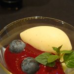 ガストロノミー ジョエル・ロブション - カシスムースのパンナコッタ　バニラアイス添え(正式名称は不明)。