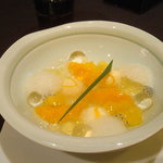 ガストロノミー ジョエル・ロブション - エキゾチック　フルーツ　スープ仕立てのレモングラスゼリーとバニラクリーム。