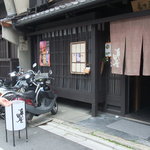 Kikkouya - 女将さんに勧められて、お店の前で写真を