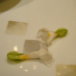 ガストロノミー ジョエル・ロブション - デザートのお皿の上の花。