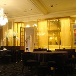 ガストロノミー ジョエル・ロブション - シャンパンゴールドの輝きが美しい店内です。