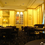 ガストロノミー ジョエル・ロブション - シャンパンゴールドの輝きが美しい店内です。