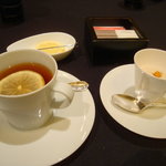 ガストロノミー ジョエル・ロブション - 紅茶と小菓子。