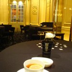 ガストロノミー ジョエル・ロブション - シャンパンゴールドの輝きが美しい店内です。