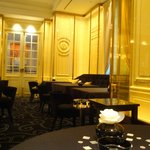 ガストロノミー ジョエル・ロブション - シャンパンゴールドの輝きが美しい店内です。