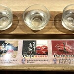 街のみなと さんちか店 - 天下の台所 日本酒のみくらべセット
