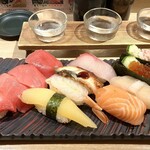 街のみなと さんちか店 - (上)天下の台所 日本酒のみくらべセット (下)豊漁にぎり寿司盛合せ