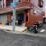 魚魚炉 - 閉じてるシャッターの左はラーメン二郎