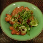 驛麺家 - おつまみ 鶏肉ねぎかけ (税込) 50円 (2024.10.30)