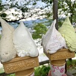 安富牧場 ファミーユ - ジェラートW¥600(ほうじ茶、ミルク)、ジェラートW¥600(ブルーベリーチーズ、ピスタチオ)　あっさりしている。この日は牧場の匂いがかなり強かった。