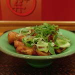 驛麺家 - おつまみ 鶏肉ねぎかけ (税込) 50円 ※正面から (2024.10.30)