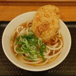 驛麺家 - 天ぷらうどん (税込)420円 (2024.10.30)