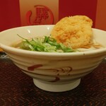 驛麺家 - 天ぷらうどん (税込)420円 ※正面から (2024.10.30)