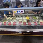 安富牧場 ファミーユ - ジェラートケース前