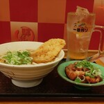 驛麺家 - 天ぷらうどん (税込)420円 ,おつまみ 鶏肉ねぎかけ (税込) 50円 ,  レモン酎ハイ (税込)280円 ※正面から (2024.10.30)