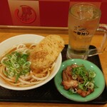 驛麺家 - 天ぷらうどん (税込)420円 ,おつまみ 鶏肉ねぎかけ (税込) 50円 ,  レモン酎ハイ (税込)280円 ※角度を変えて (2024.10.30)