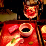 串揚げはやし - （初訪問時）お肉の三点盛り。ユッケがめっちゃうまかった。左上の黒毛和牛のお刺身は大将の合図があるまでお箸を向けるのは待ちましょう。