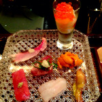 串揚げはやし - （初訪問時）今日のお造り。特に左上のイサキの炙りがものすごい。新鮮なウニの底に仕込んだダシなど細かい仕事ぶりが光ります。