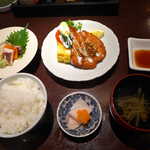 四季食菜　安田 - 〔日替ランチ〕さつま揚げ定食（￥800）。いつ食べても、ここの刺身は外れがない