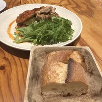 W Yokohama The Wine Hall - お肉料理＋パン