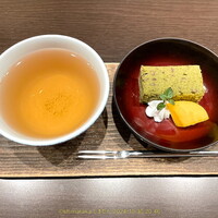 銀座方舟  大吟醸しずく店 - 献上加賀棒茶 菓子より茶がメインと外人に説明するも余り伝わらなかった(笑)