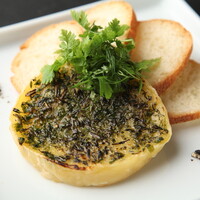フレッシュハーブの焼きカマンベールチーズ