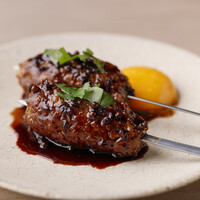 自家製 ラム肉串 ミニョネットと卵黄を添えて