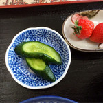 Yotteminsai - 肉うどん・ご飯付きの苺とお漬物。