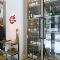ラ・ボンヌターブル - 店内に入るとワインセラーがあります☆