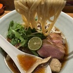饗 くろ喜 - 麺は平打ちのストレート。澄んだ醤油スープに松茸がたっぷり！