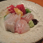 酒とそば まるき - お造り　本鮪　しまあじ　ヒラメの昆布〆　