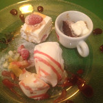 ラ クッチーナ ビバーチェ - ドルチェ盛り合わせ。特にパンナコッタは絶品です。