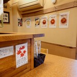 らぁめん 一福 - 玄関入ってすぐ右の、L字カウンター角。