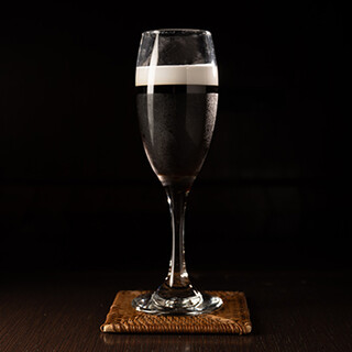 創業当初から愛されるデザートドリンクやこだわりの珈琲を味わう