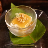 黒茶屋 - 先付：勾玉豆富・旨出汁餡