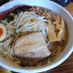 辛しや - ラーメン大盛り950円でした。油そばがメインのお店のようですが、ラーメンにしました。味は薄めです。