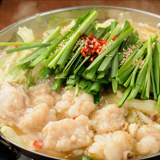 【牛もつ鍋】国産牛もつを使用、５時間煮込んだ味わい深いスープ