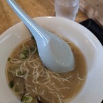 うちだラーメン - レンゲ　でけぇ〜ンだよ